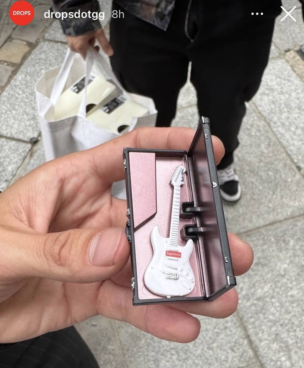 SUPREME x BANDAI Gashapon mini collectible - Guitarra