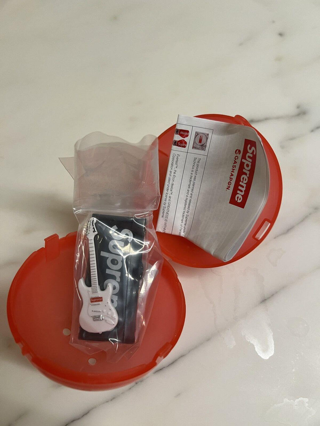 SUPREME x BANDAI Gashapon mini collectible - Guitarra