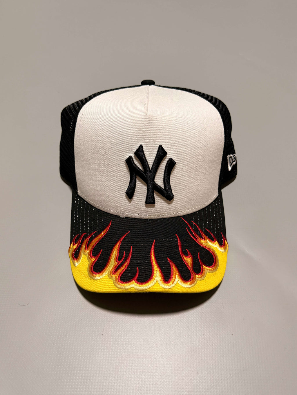 Gorra New Era Trucker Yankees flames