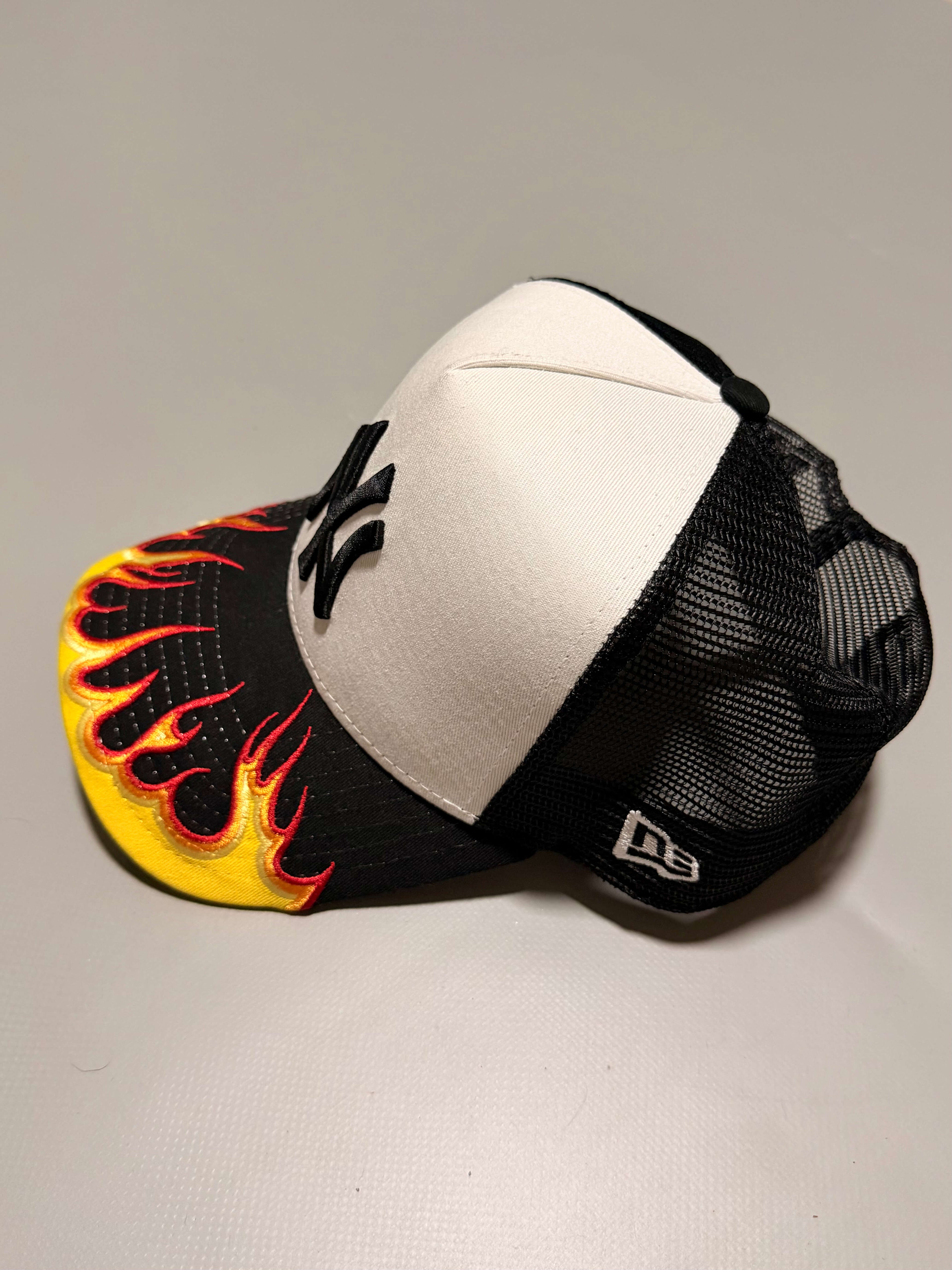 Gorra New Era Trucker Yankees flames