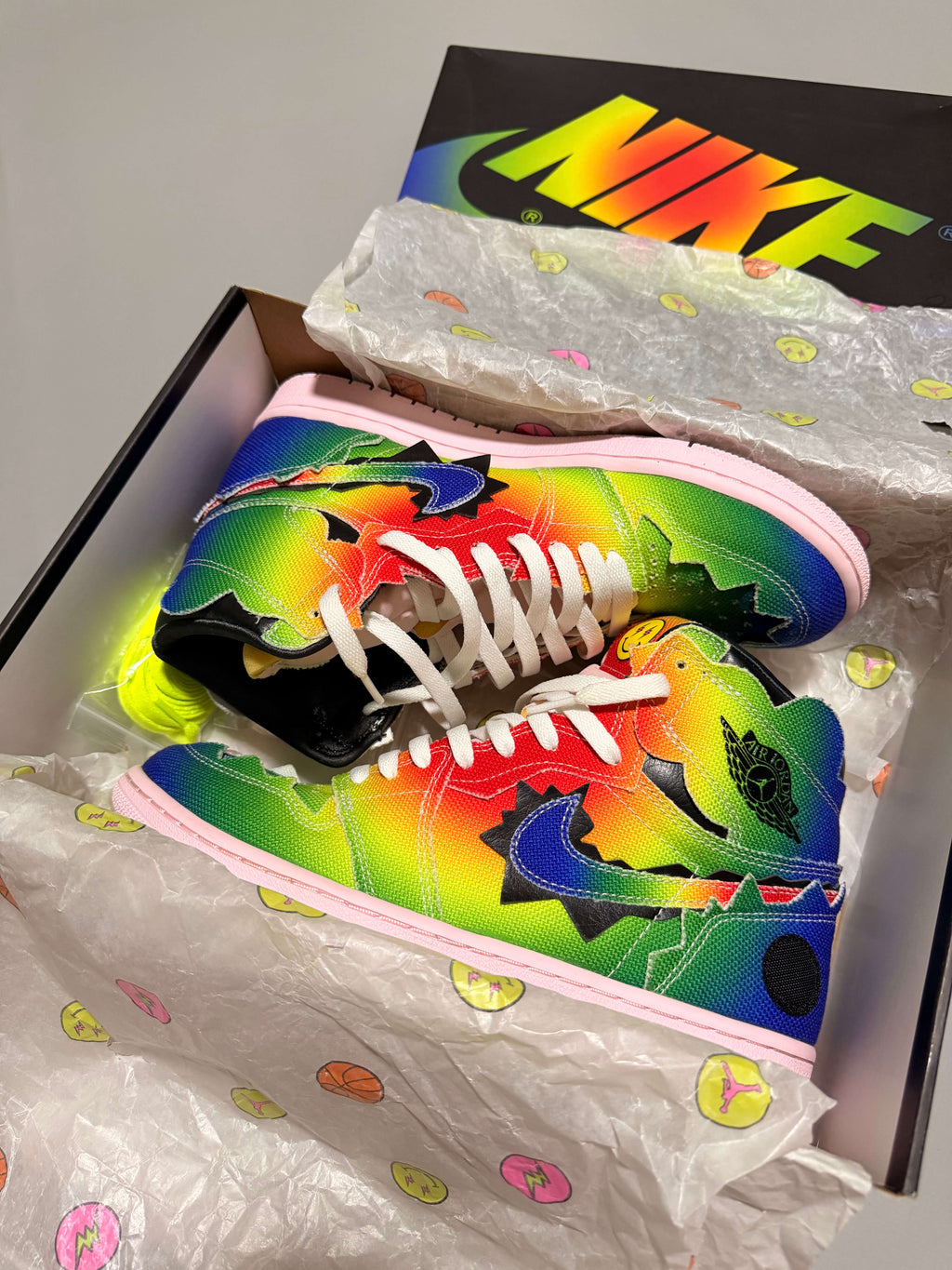 Jordan 1 Retro High J Balvin con caja