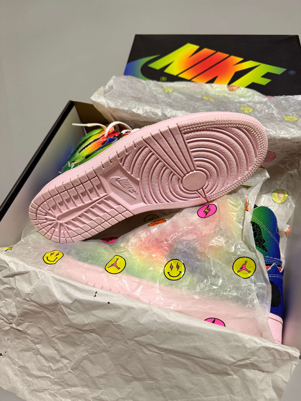 Jordan 1 Retro High J Balvin con caja